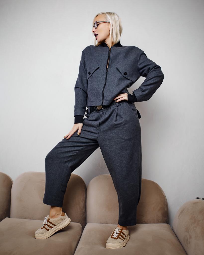 Брюки слоучи с лампасами, серые