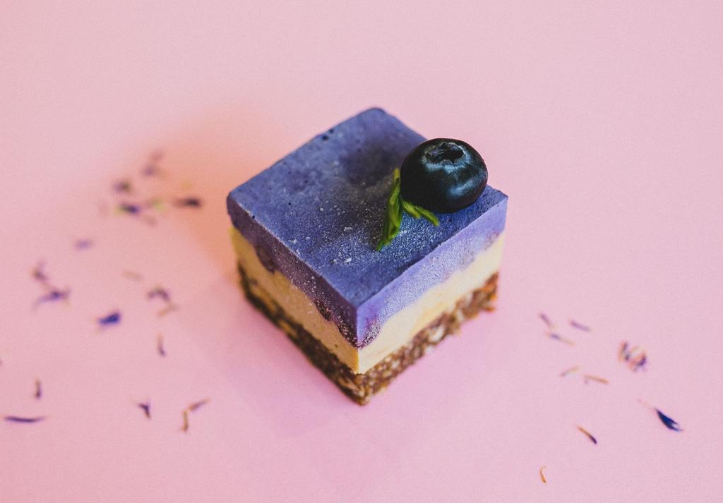 RAW пирожное "Манго-черника"