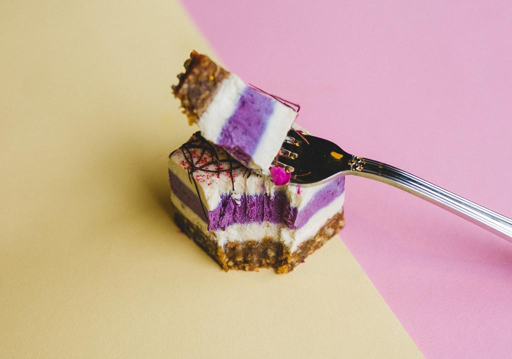 RAW пирожное "Кокос-лимон-смородина"