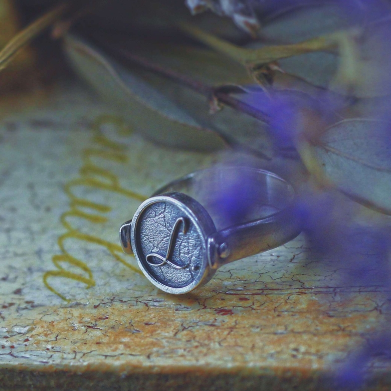 L. - ring with monogram and opal