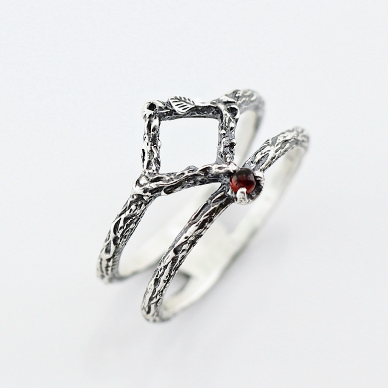 Rhombus - ring with garnet