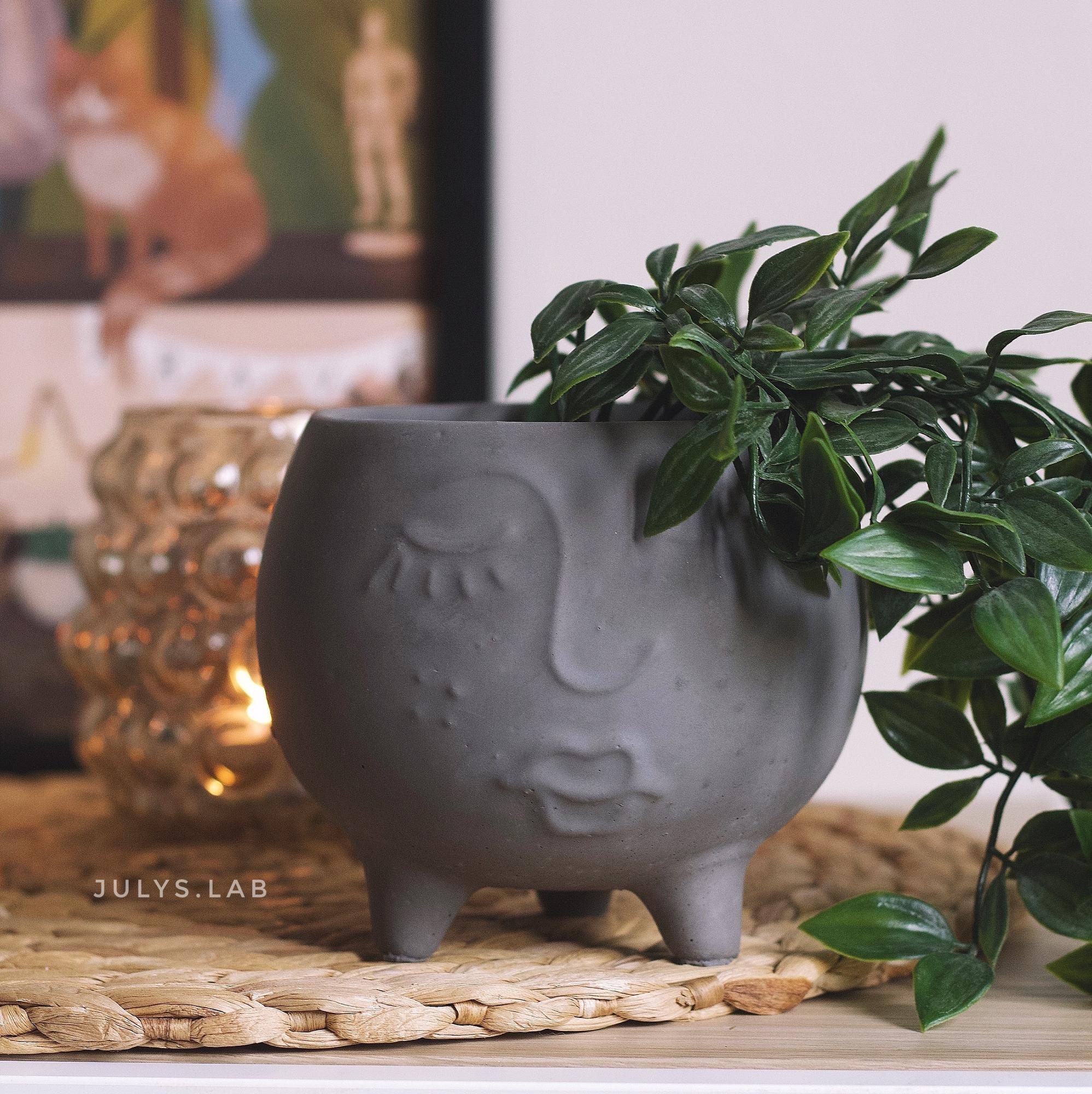 Бетонное кашпо на ножках Девушка с веснушками