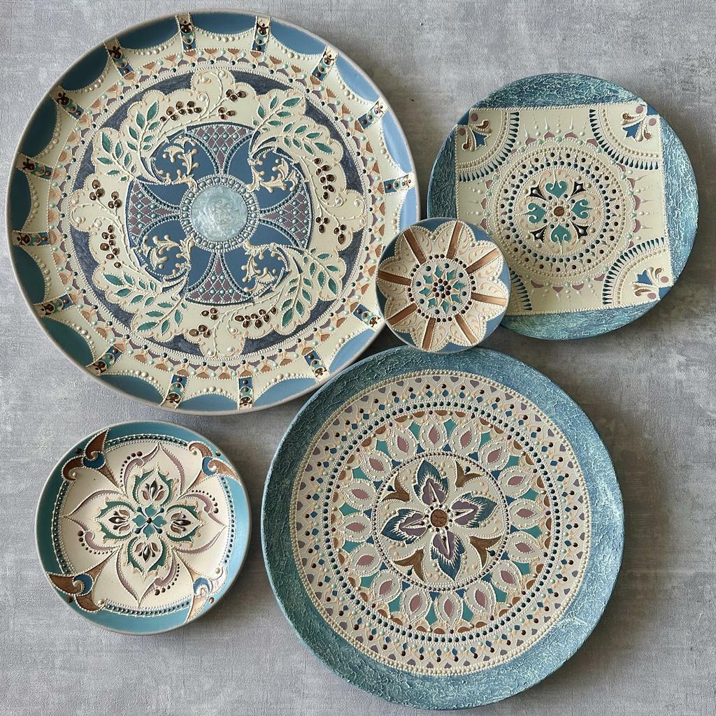 Коллекция тарелок из серии Steely tenderness (без часов)