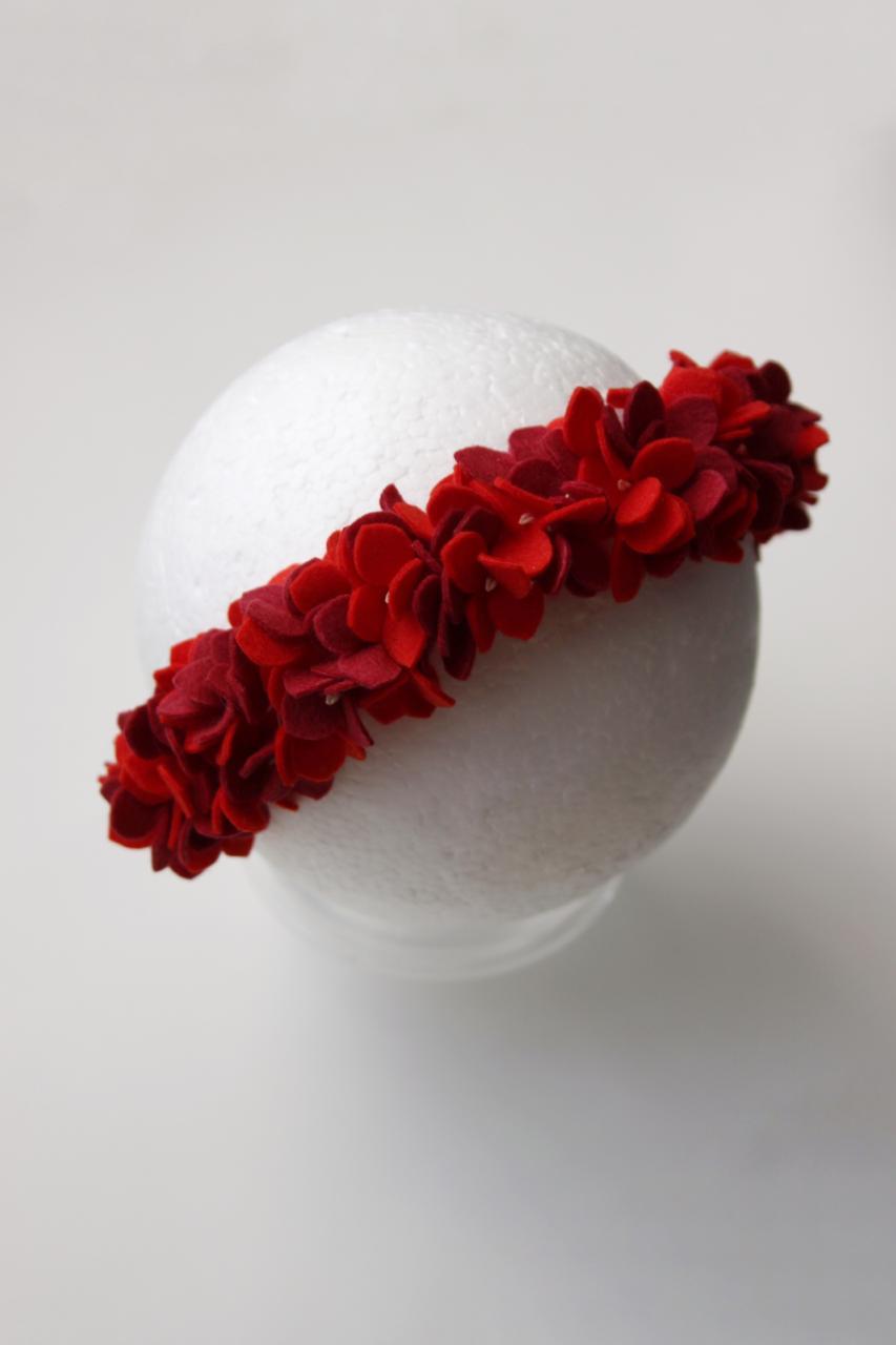 Ободок с красными цветами