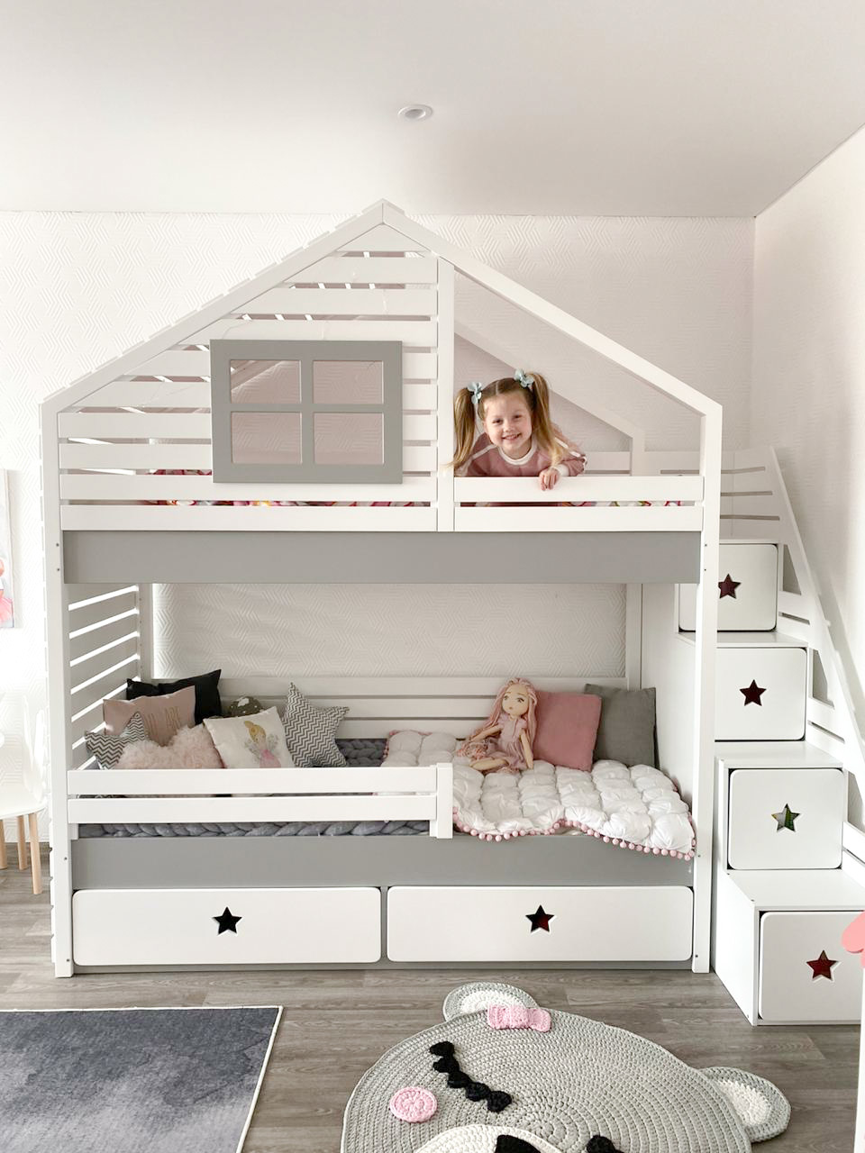 Двухъярусная кровать-домик с лестницей-комодом
