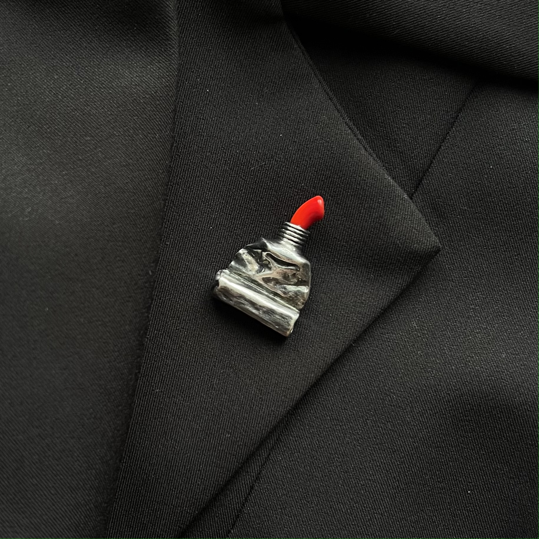 Кулон-брошь "Тюбик акварели" красный