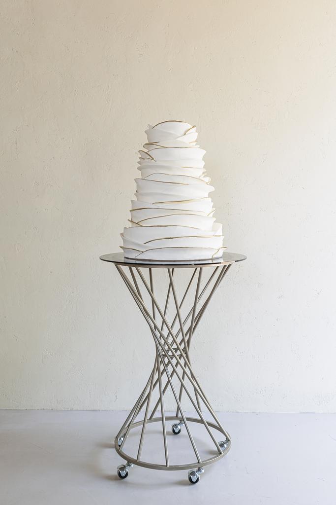 Выкатной столик "Армила" для свадебного тортана колесиках