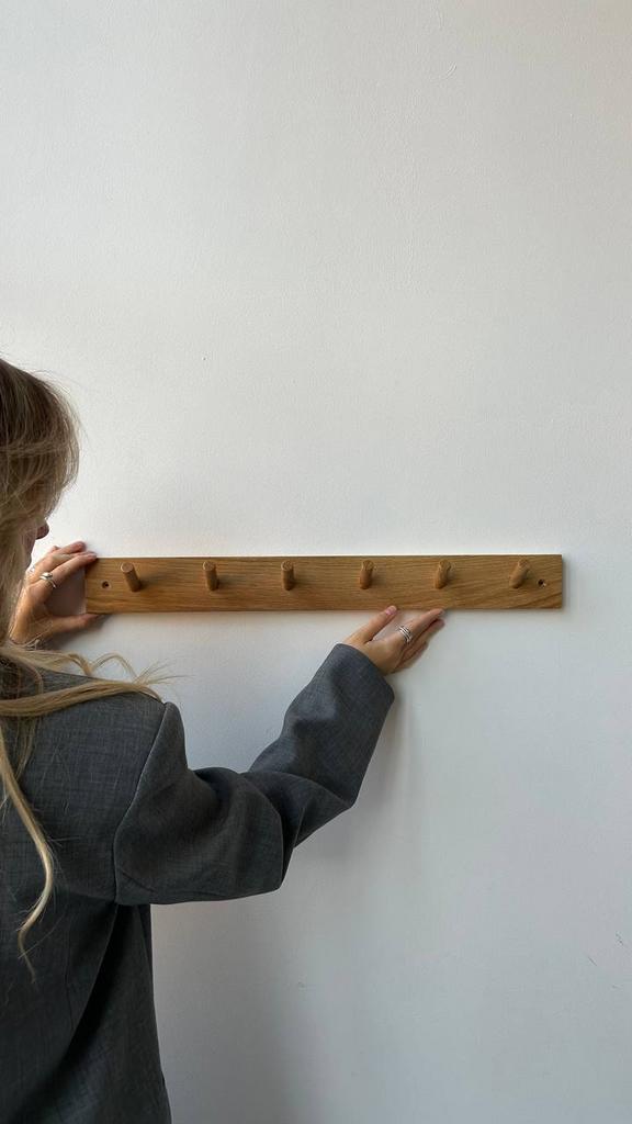 Вешалка с крючками настенная