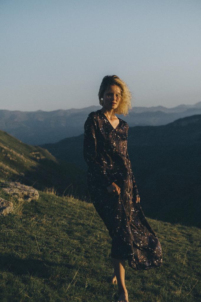 Платье из атласного хлопка с шелком. "Дикая трава. Ночь"