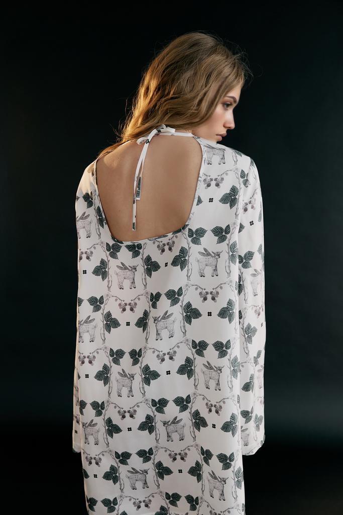 Платье из натурального шелка с вырезом на спине