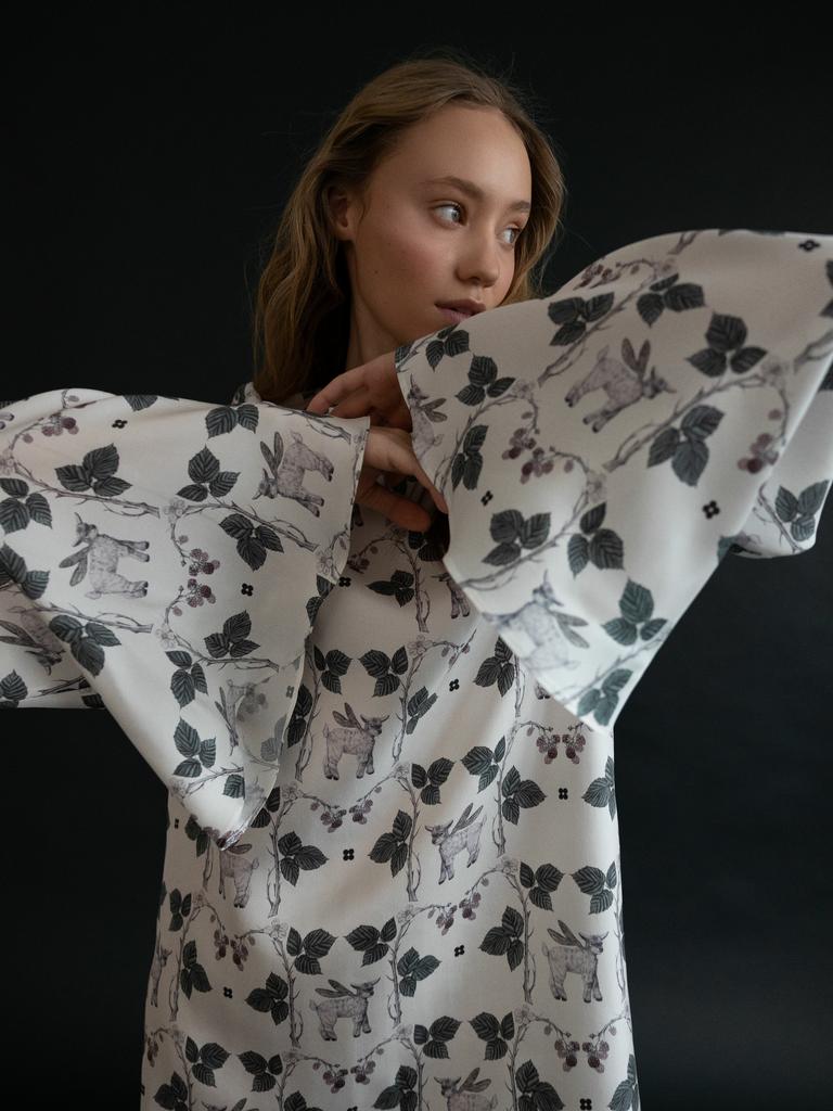 Платье из шелка с рукавом колокол