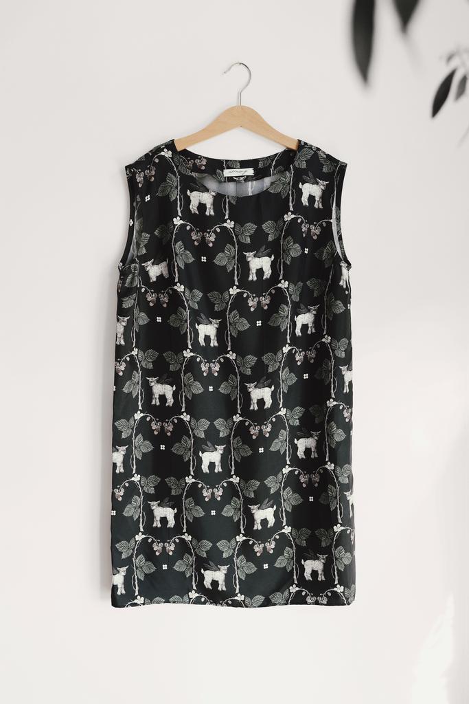 шелковое платье без рукавов