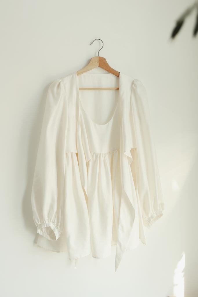 *белое шелковое платье с объемными рукавами