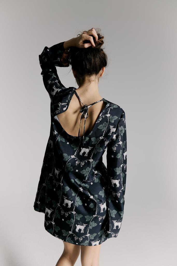 Платье из шелка с вырезом на спинке