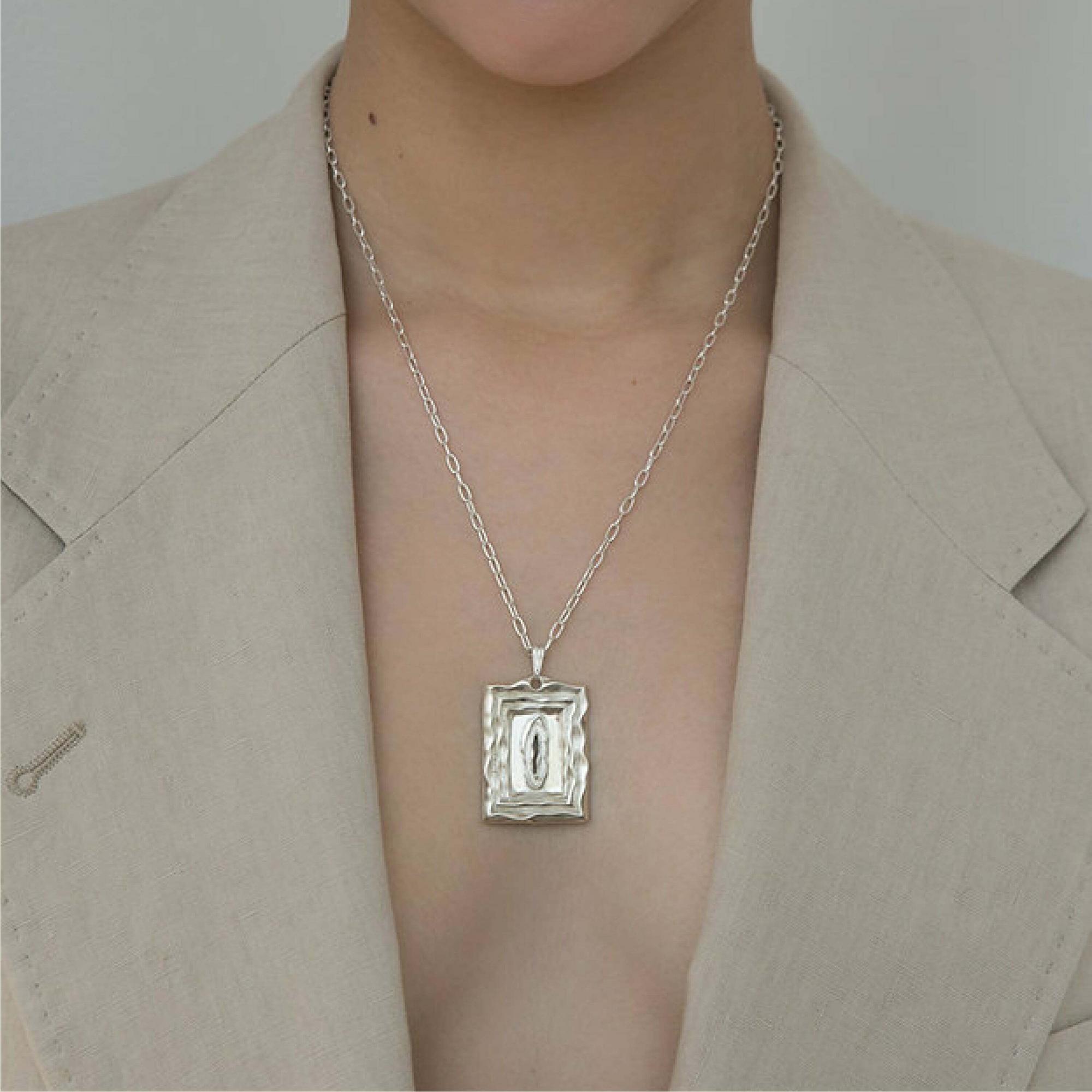 YOSTER Кулон She на длинной цепочке