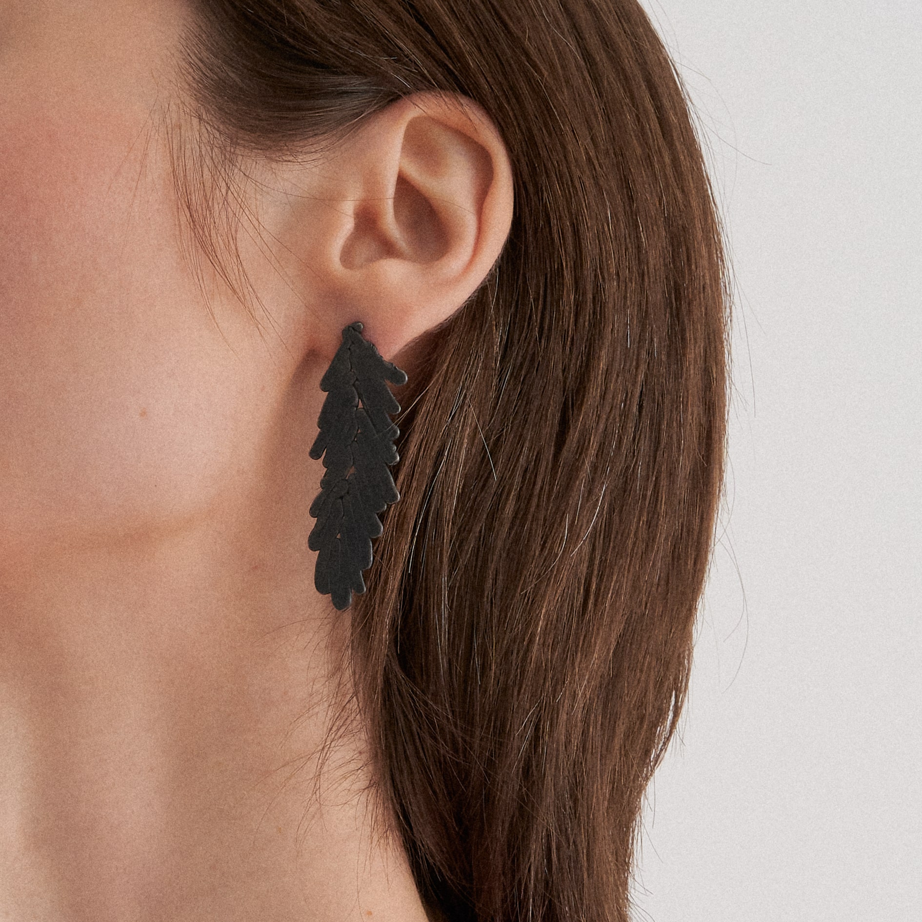 Burcu Büyükünal Чернёные серьги Wandering Line