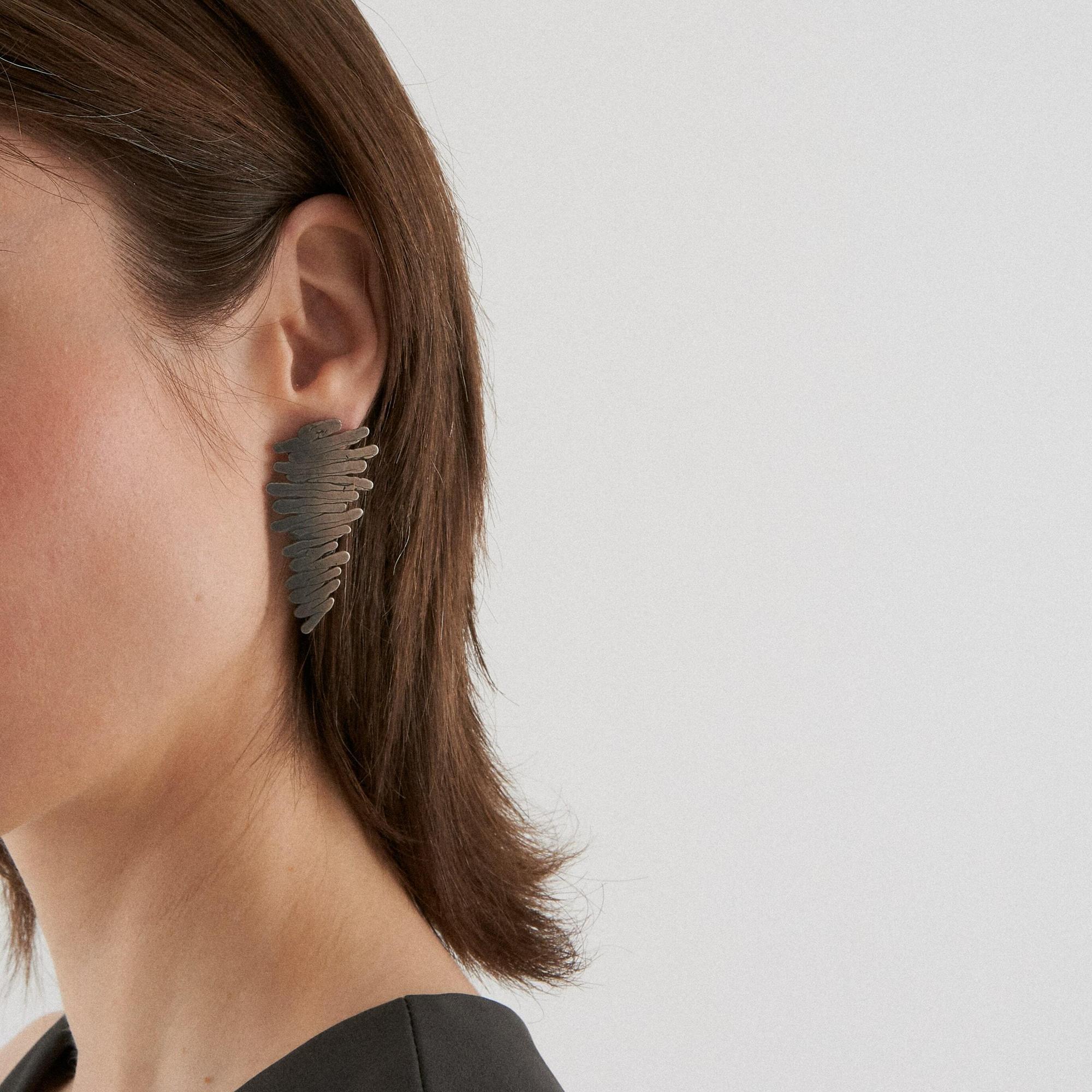 Burcu Büyükünal Серьги Wandering Line с градиентом