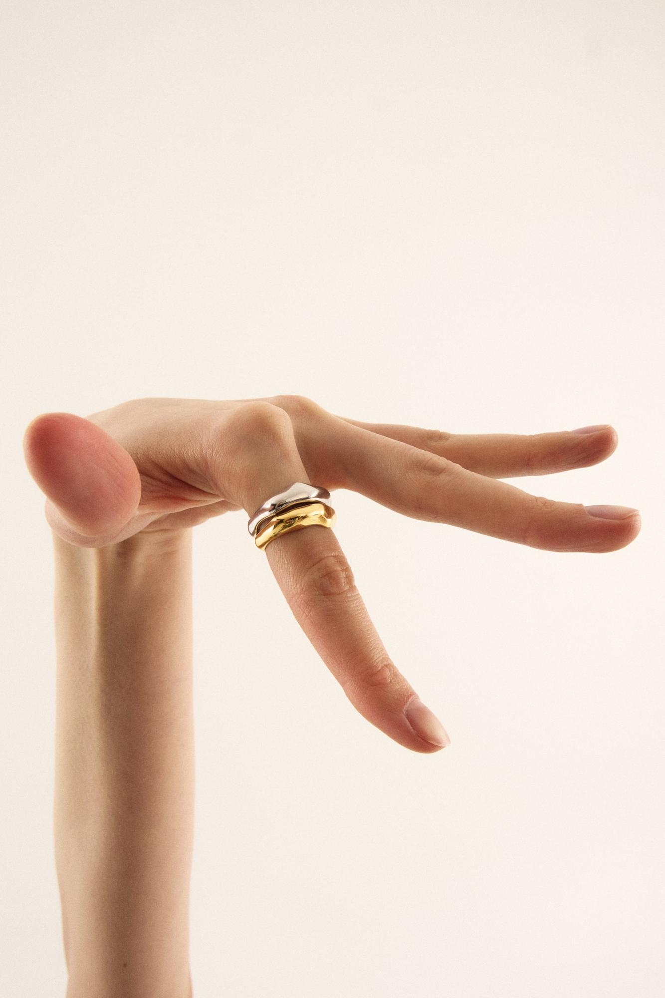 M.O.D Кольцо Fluid в позолоте