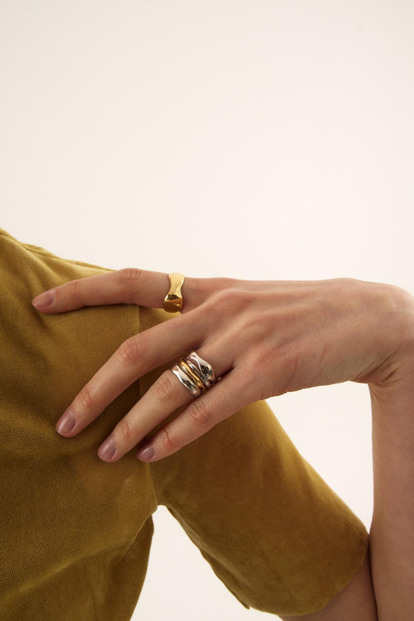 M.O.D Кольцо Fluid в позолоте