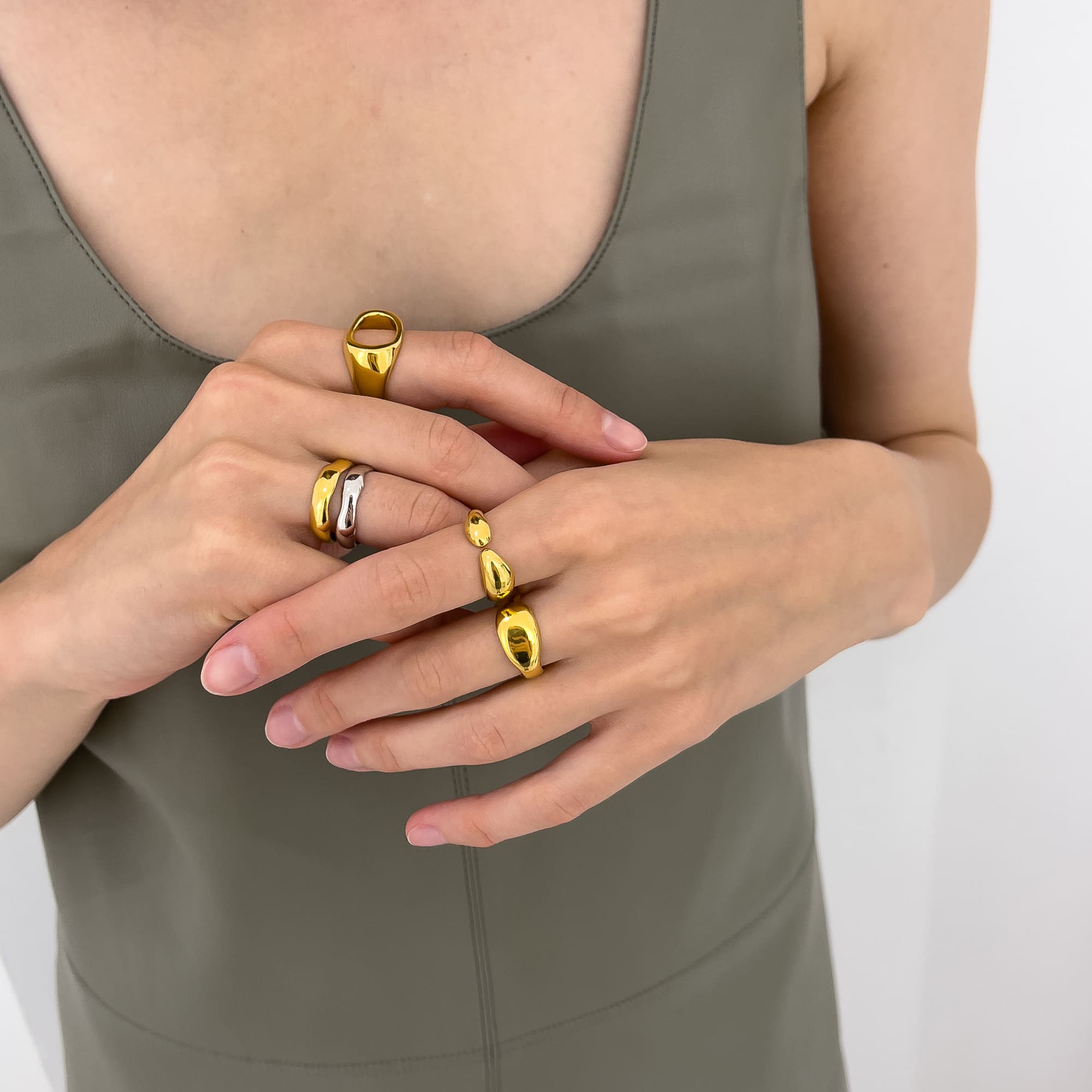 M.O.D Разомкнутое кольцо Fluid в позолоте