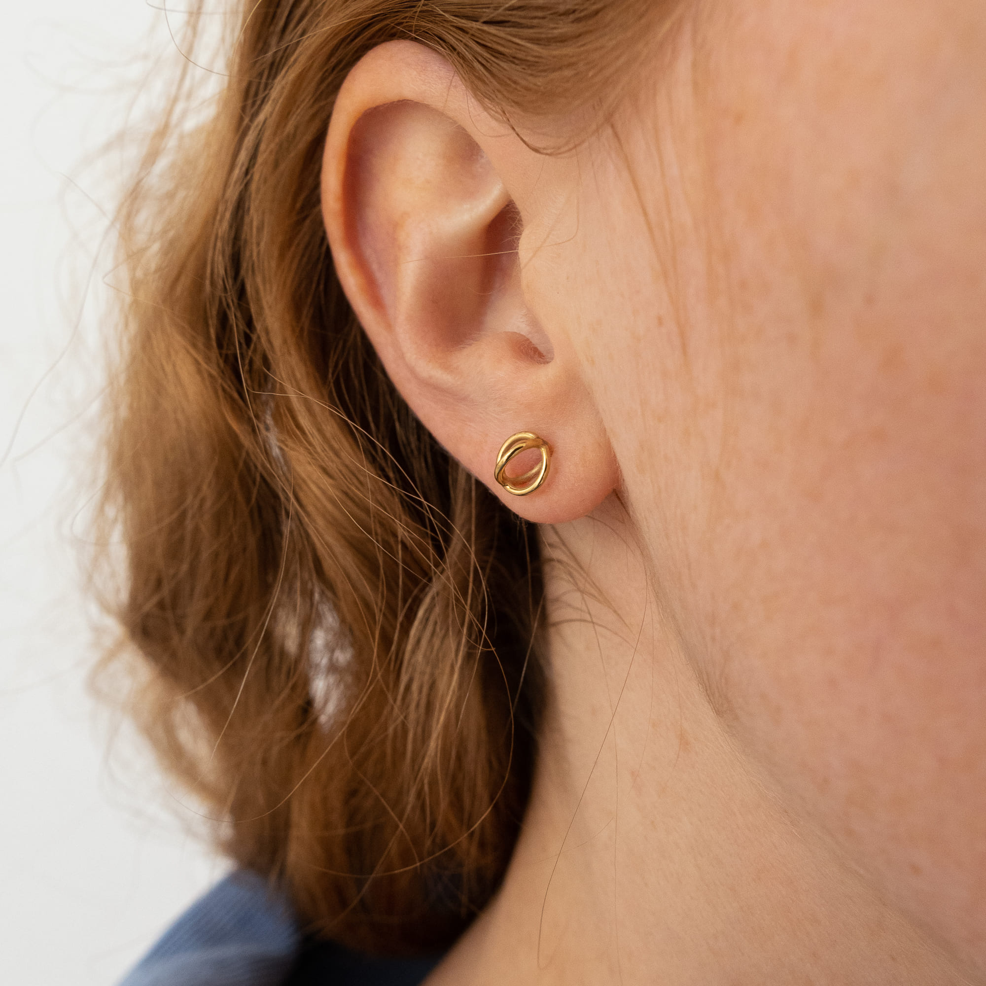 ANA MARIA RAMIREZ Малые серьги-гвоздики Bubbles в позолоте