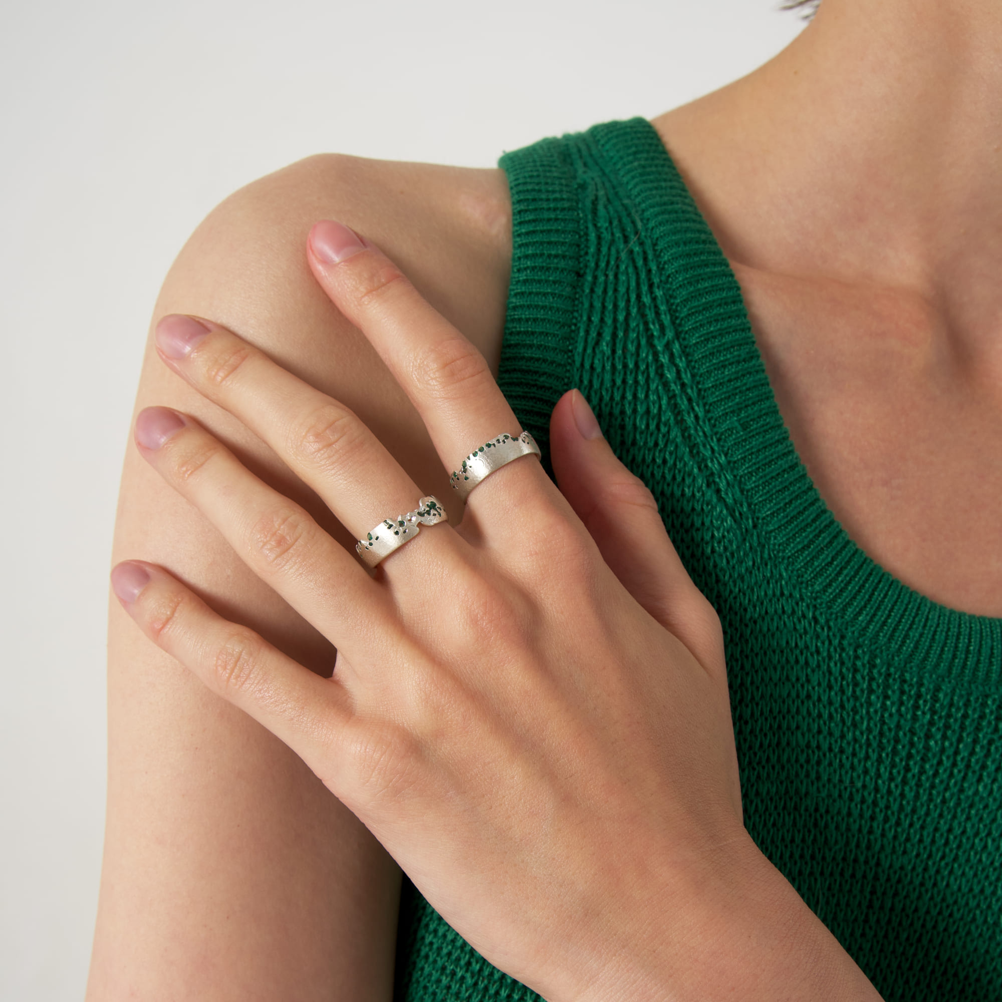 Most Art Metal Широкое кольцо с зелеными фианитами