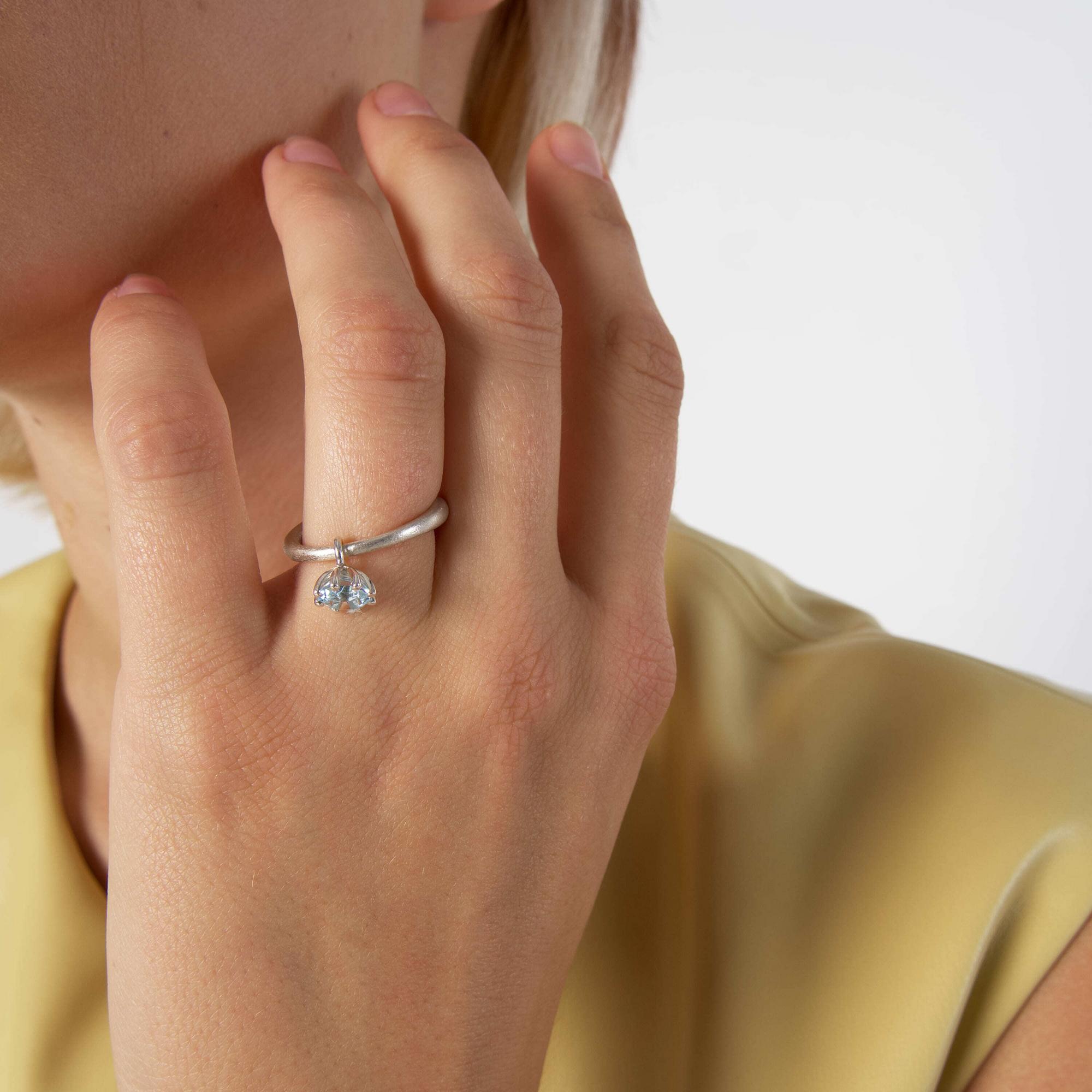 MA Кольцо с голубым топазом