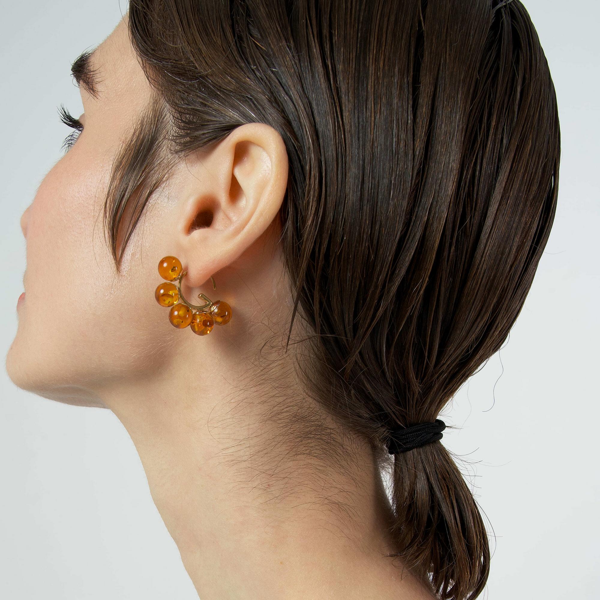 Natasha Gelb Ассиметричные серьги G с янтарем