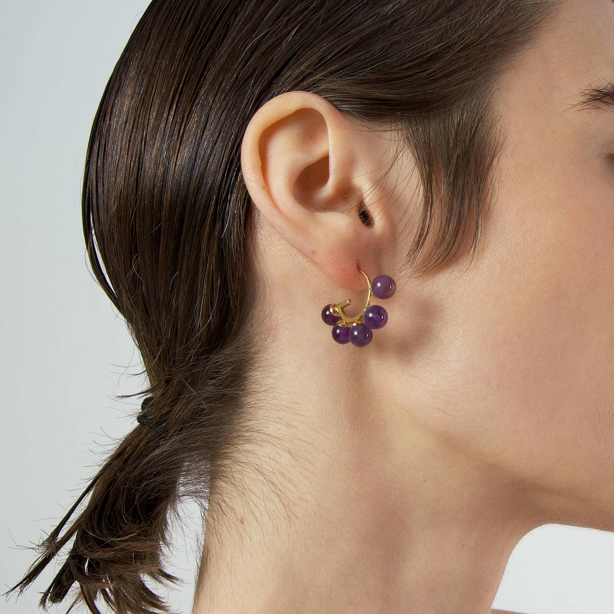 Natasha Gelb Ассиметричные серьги G с аметистом