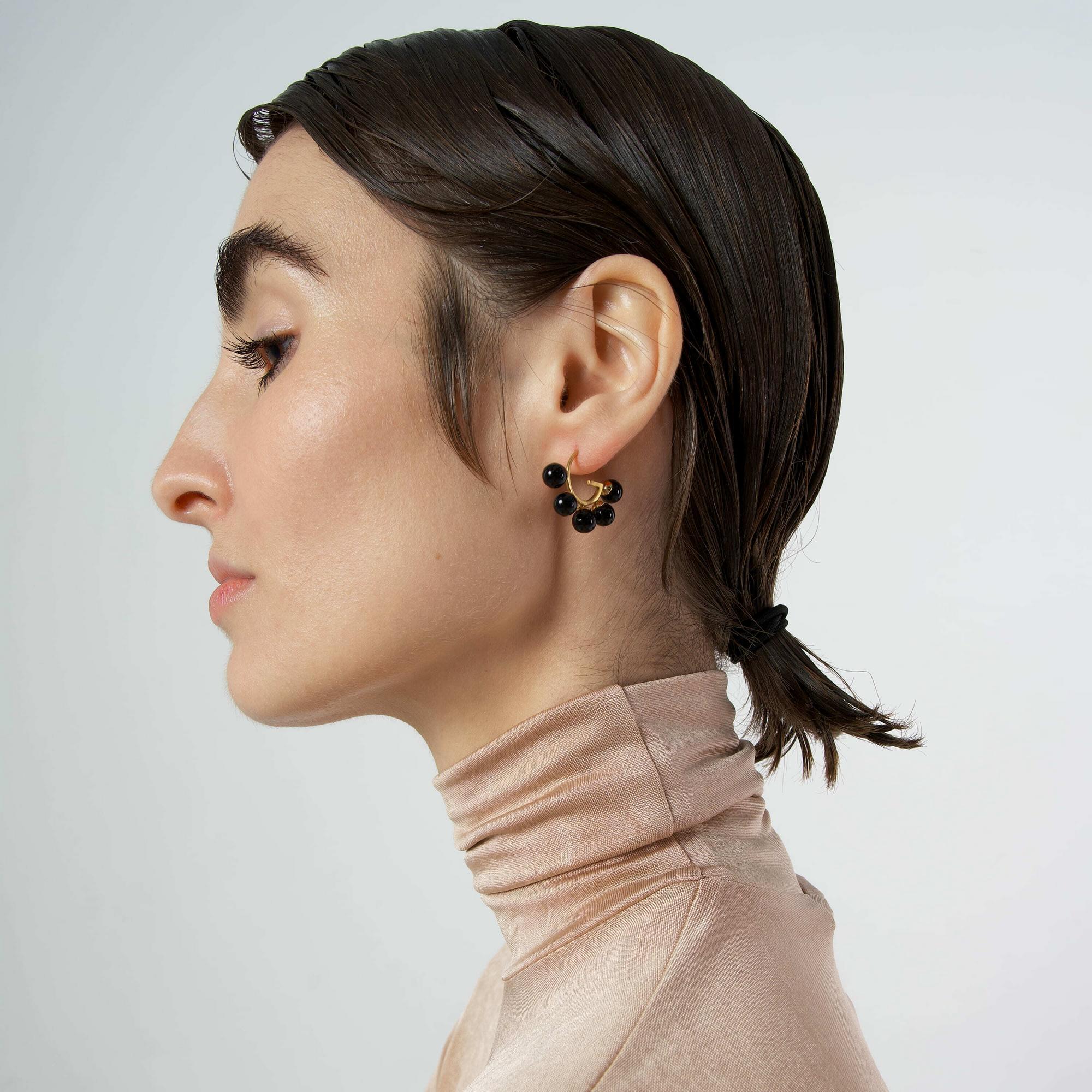 Natasha Gelb Ассиметричные серьги G с черным ониксом