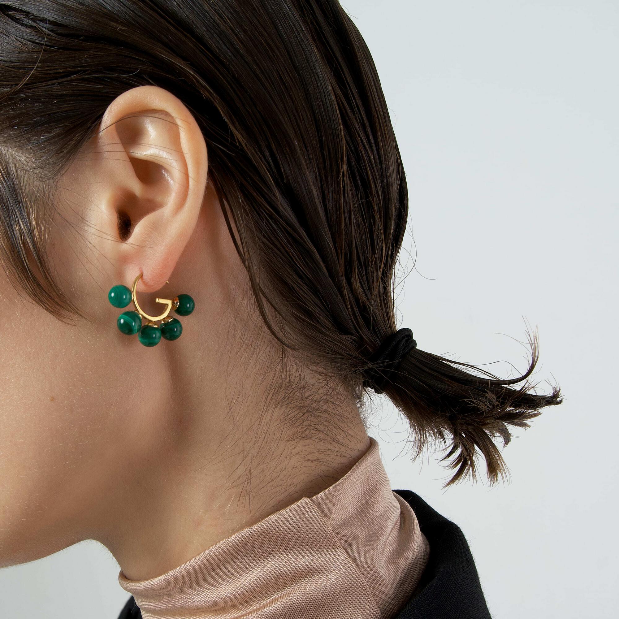 Natasha Gelb Ассиметричные серьги G с малахитом