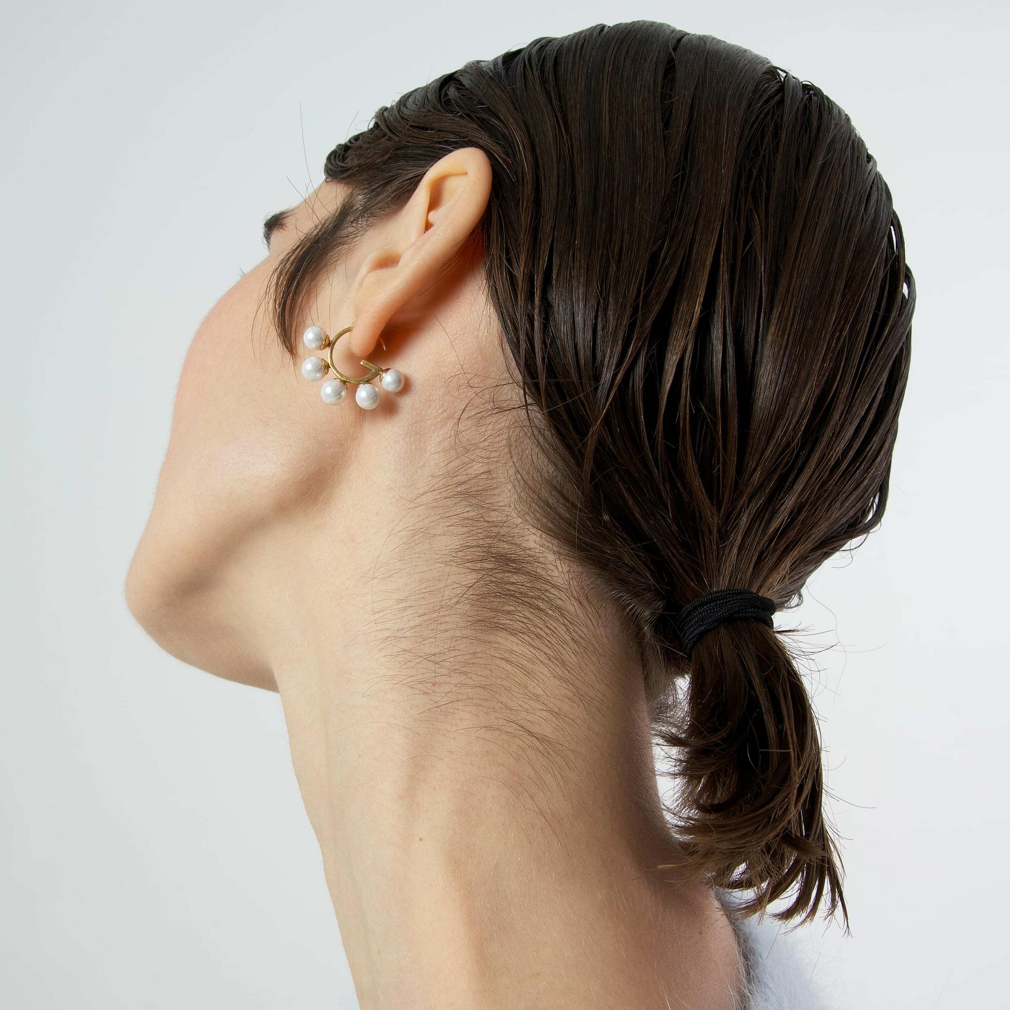 Natasha Gelb Ассиметричные серьги G с жемчугом