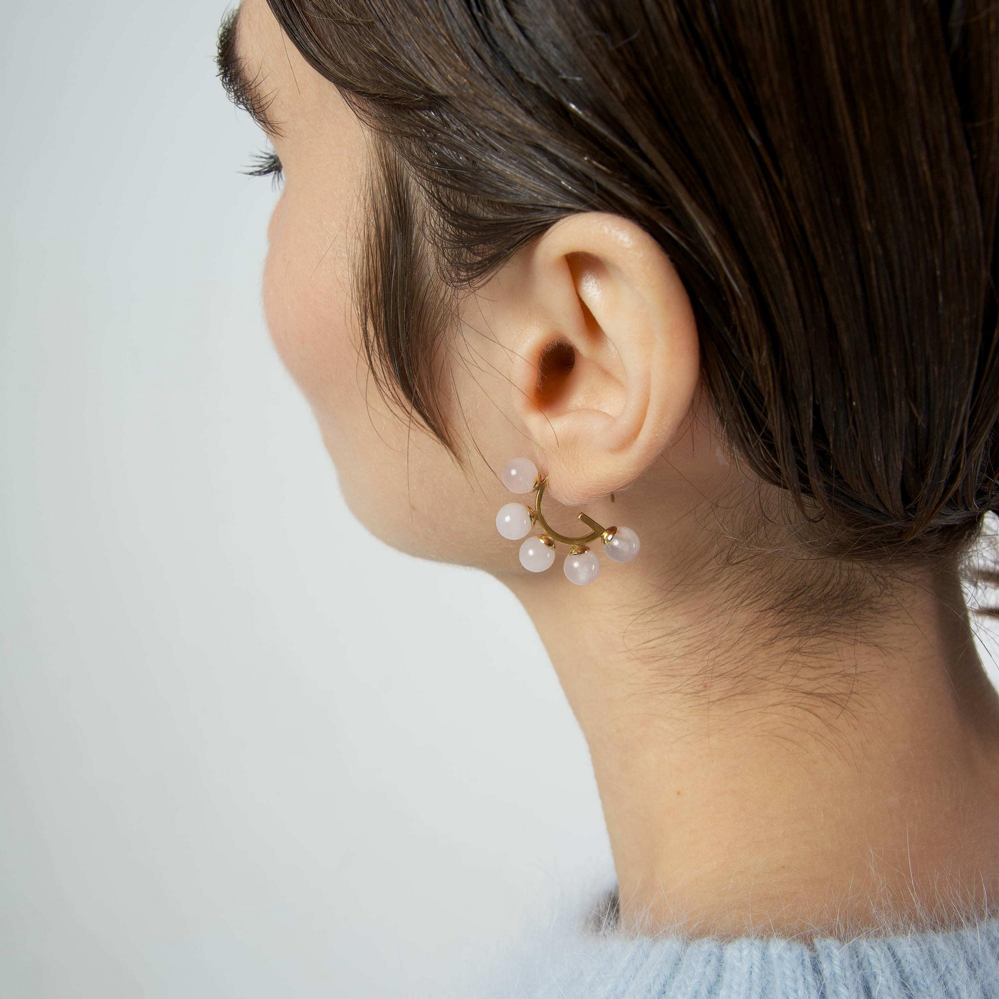 Natasha Gelb Ассиметричные серьги G с розовым кварцем