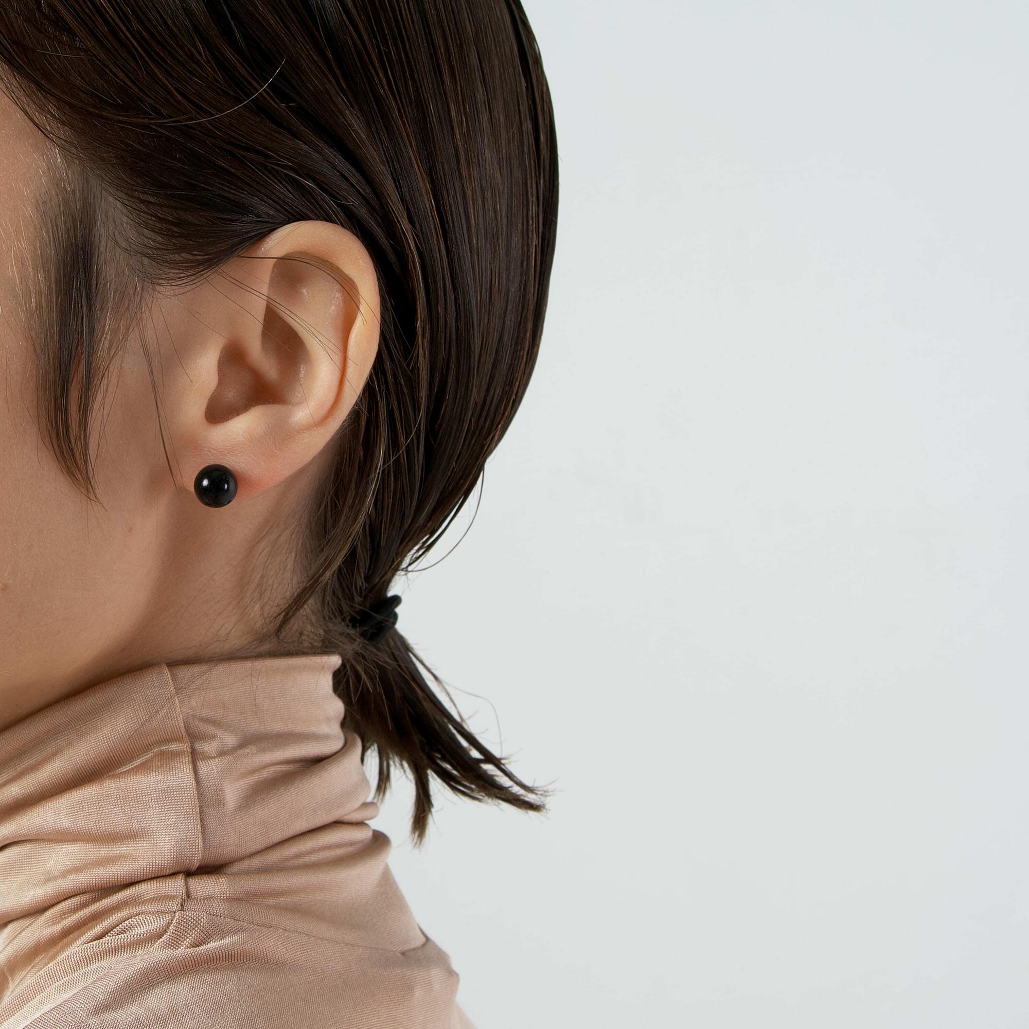 Natasha Gelb Серьги-пусеты Basic с черным ониксом