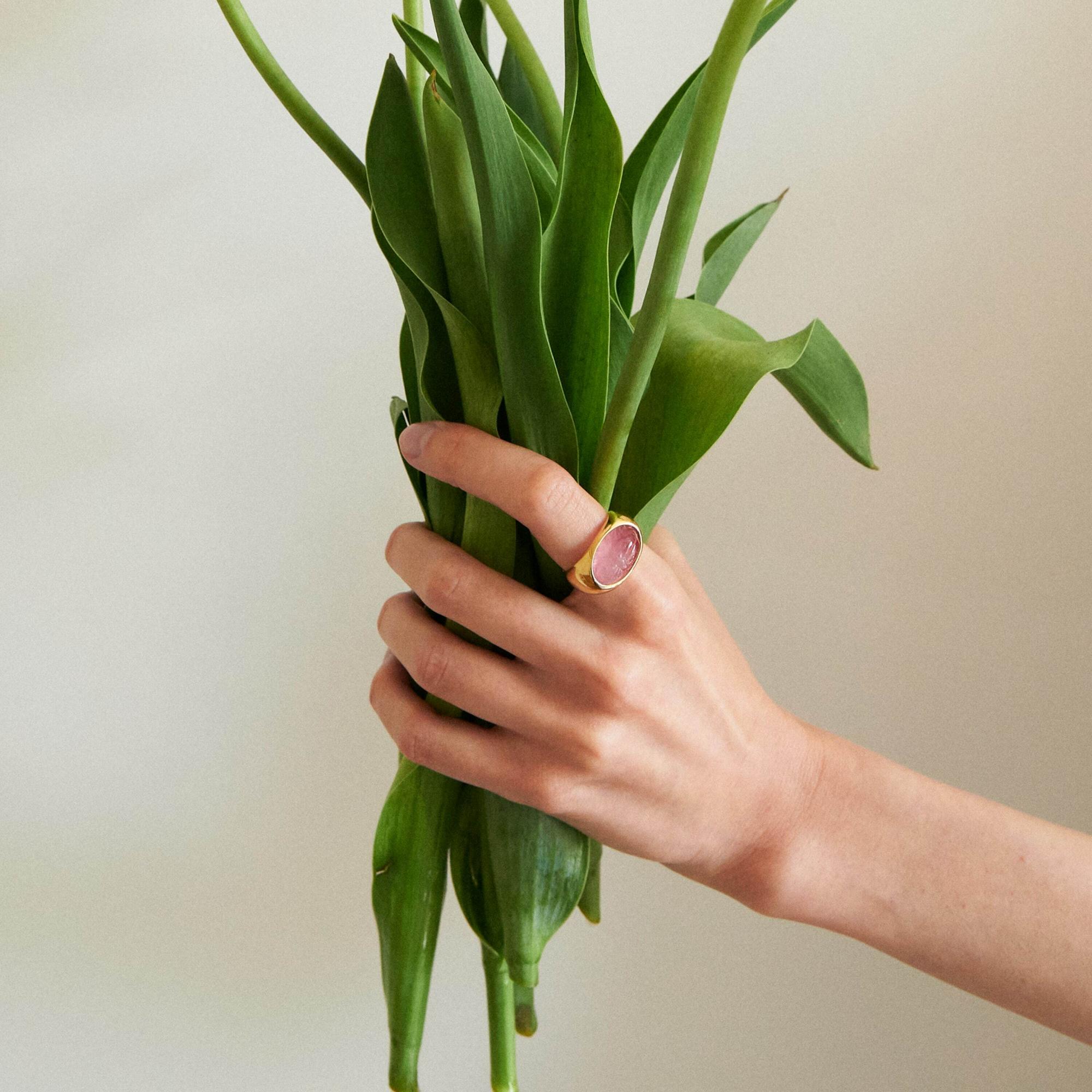 Natasha Gelb Кольцо Scarabie с винтажным японским стеклом розового оттенка