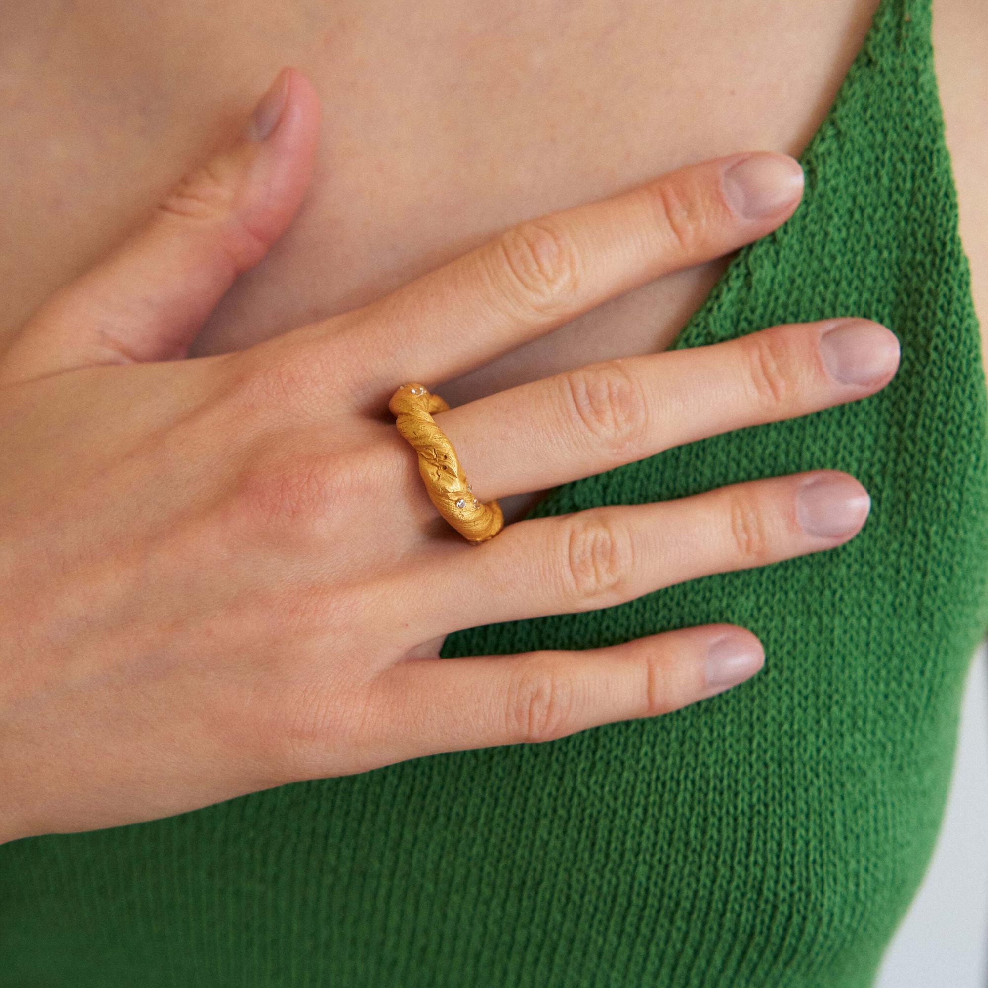 Verėvkina Treasures Кольцо Скрутка с россыпью фианитов в позолоте