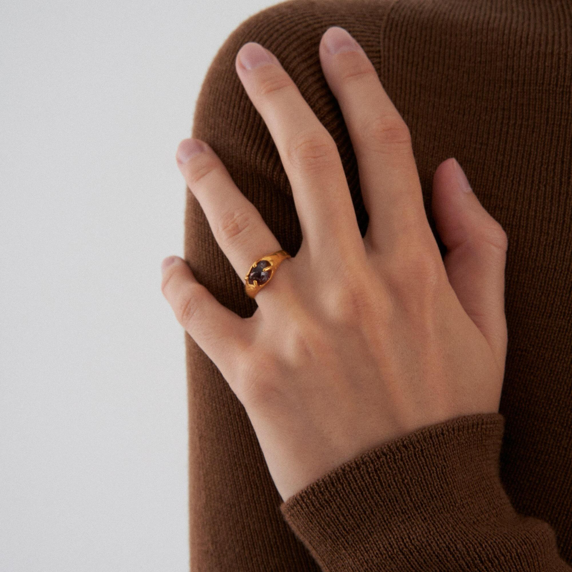 Sergacheva Jewelry Перстень с необработанным гранатом в позолоте