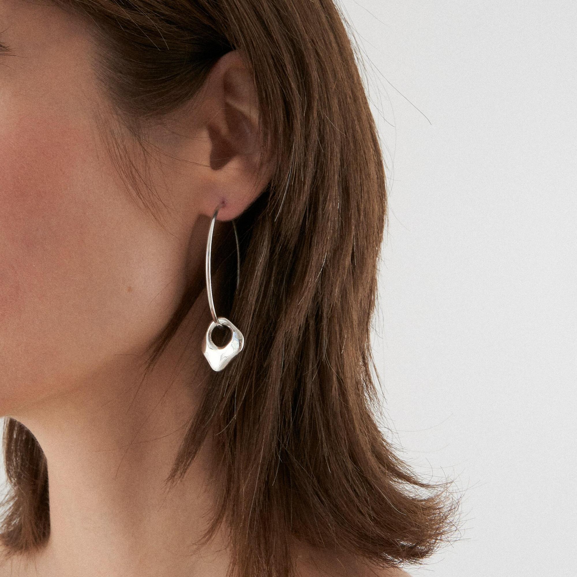 M.O.D Крупные серьги-конго с подвесками Fluid