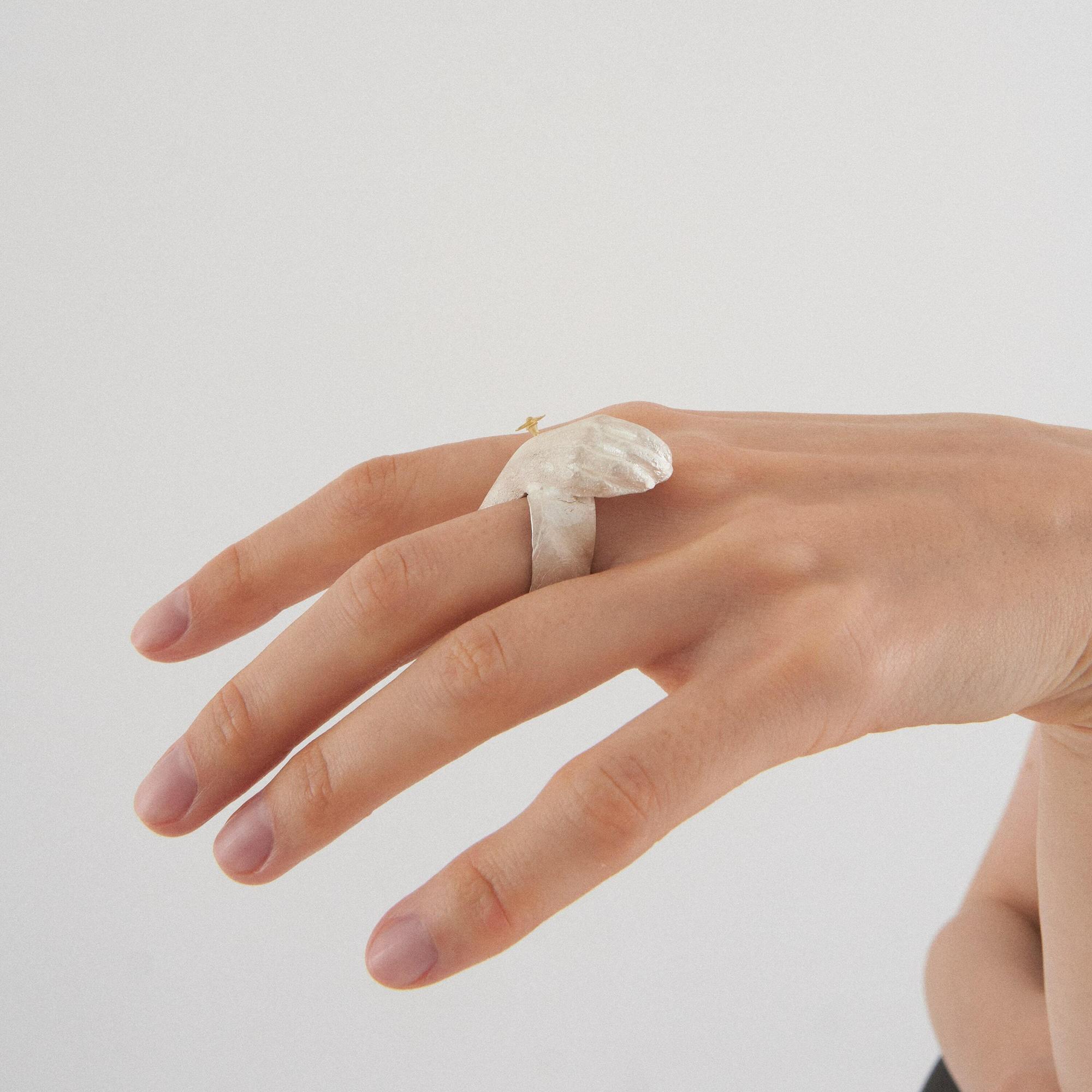 Burcu Büyükünal Кольцо Let It... с цветком из золота