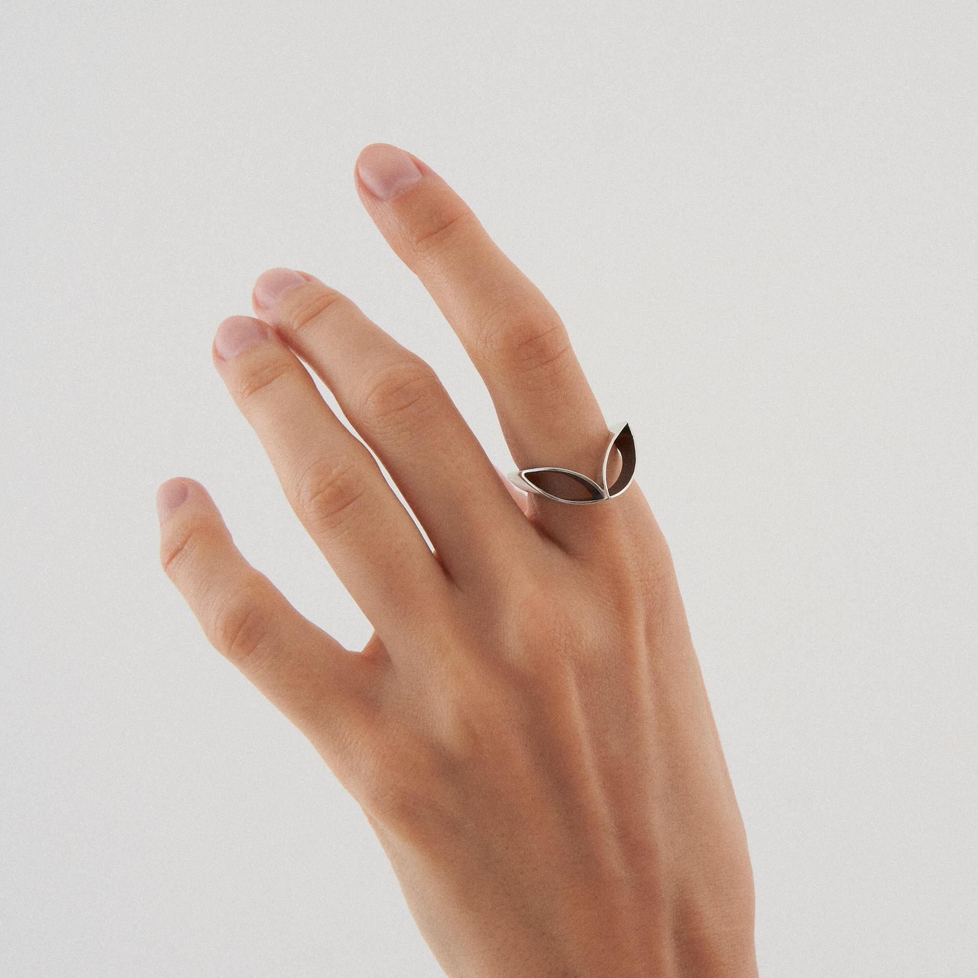 Burcu Büyükünal Кольцо Leaves одностороннее