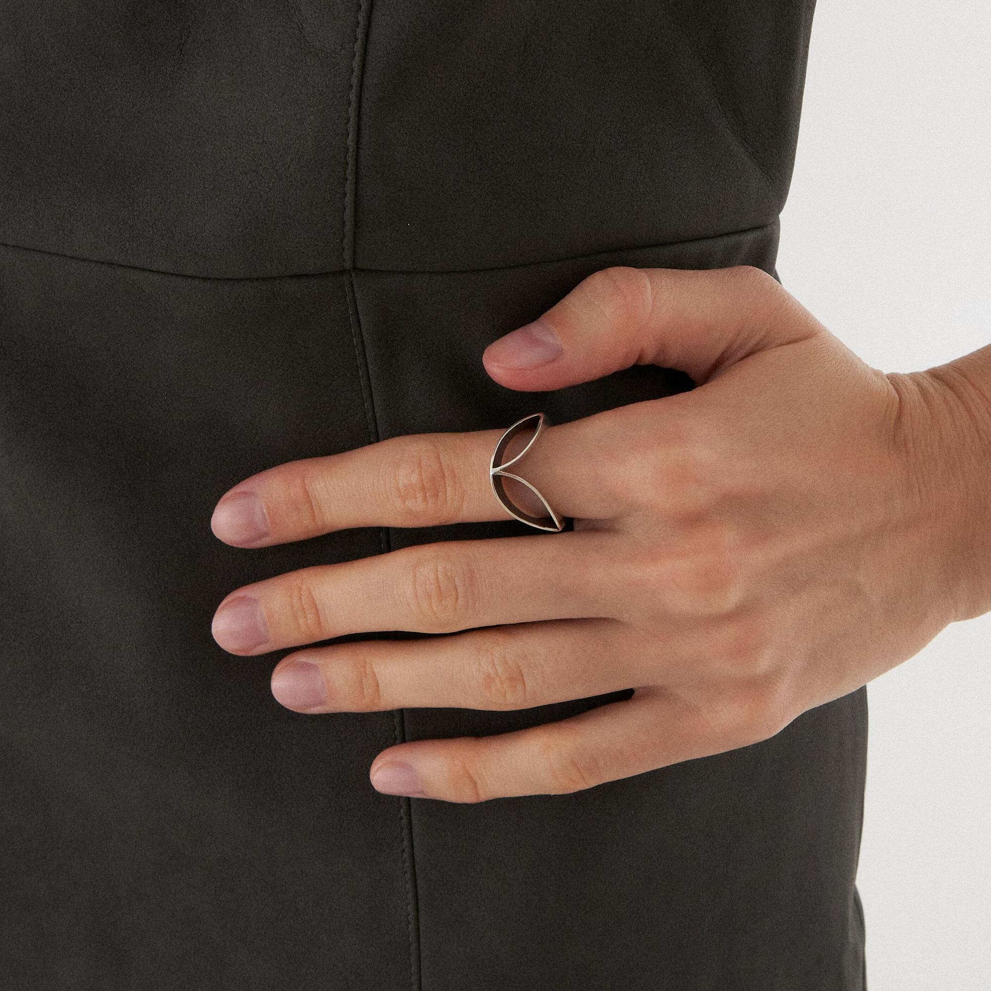 Burcu Büyükünal Кольцо Leaves двустороннее