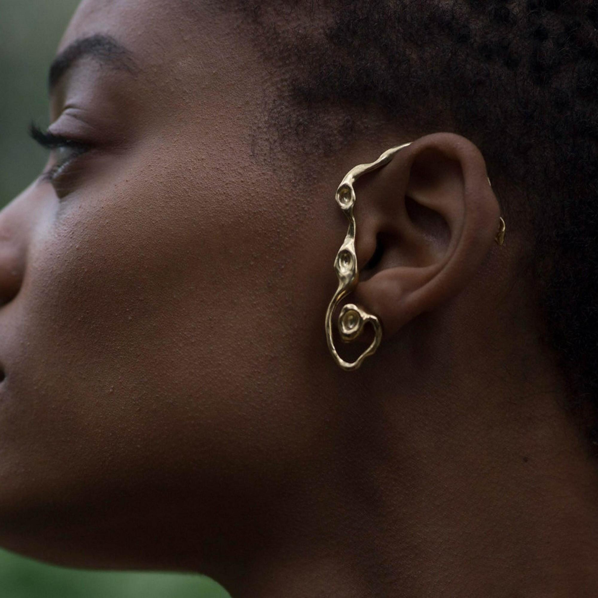 YOSTER Моно-серьга Crawling Snail в позолоте