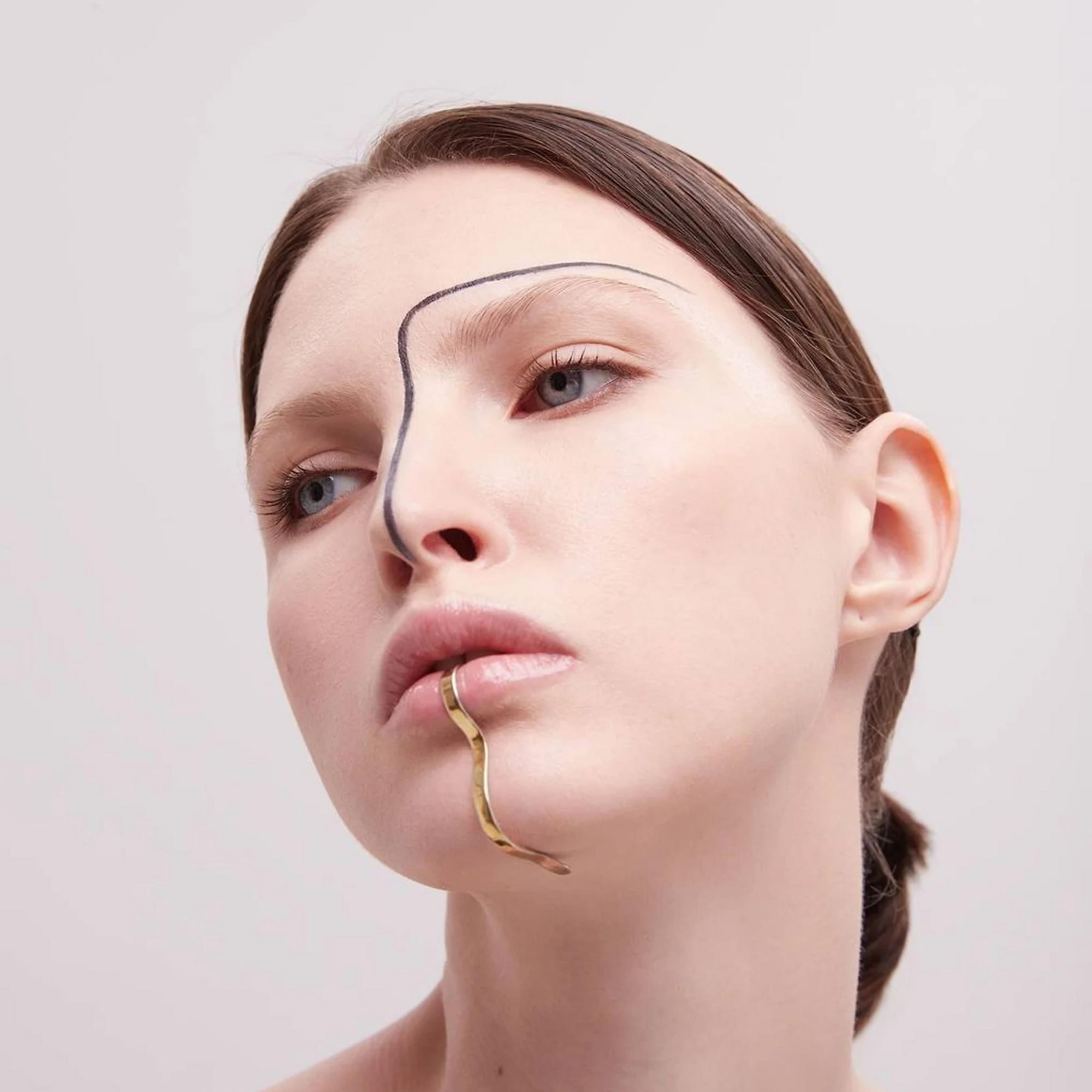 LOKOTO Незамкнутый кафф Kata на губу в позолоте