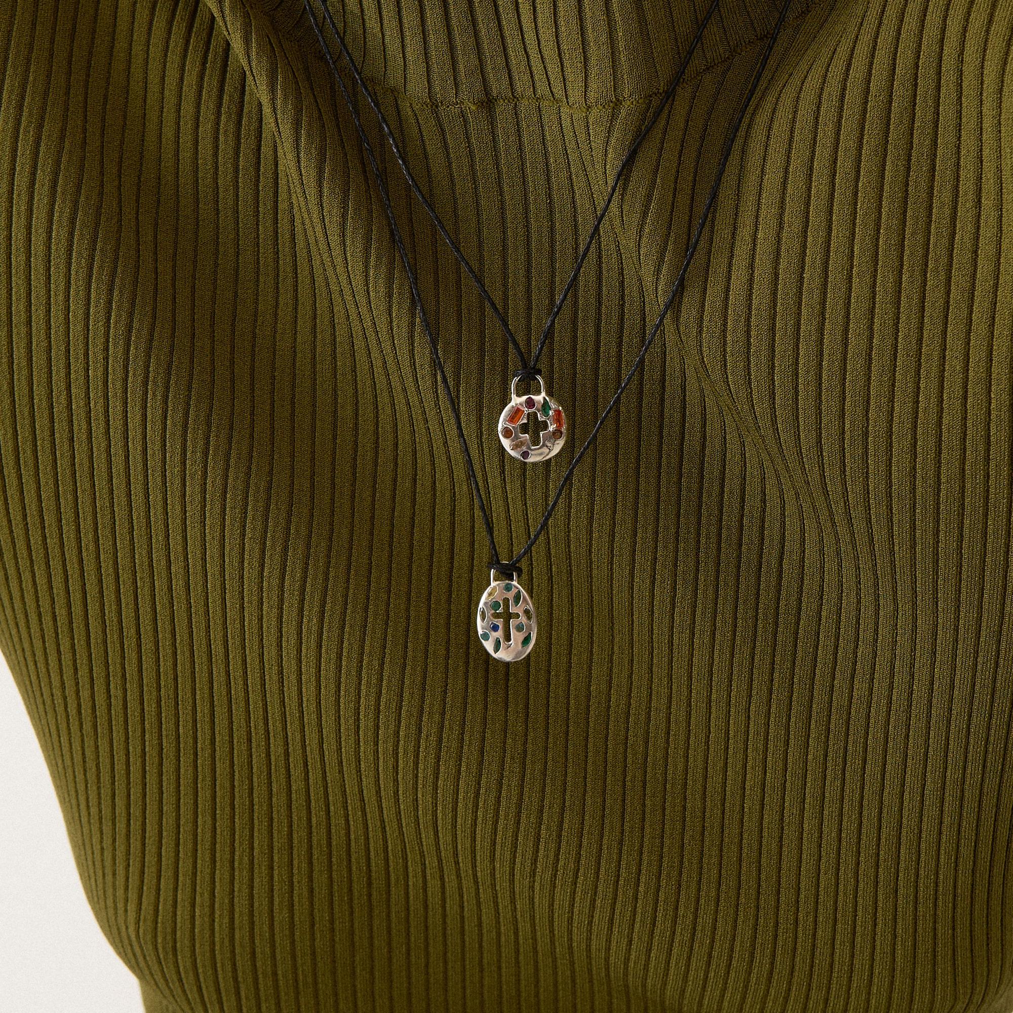 Most Art Metal Кулон овальной формы на шнурке с вплавленными фианитами