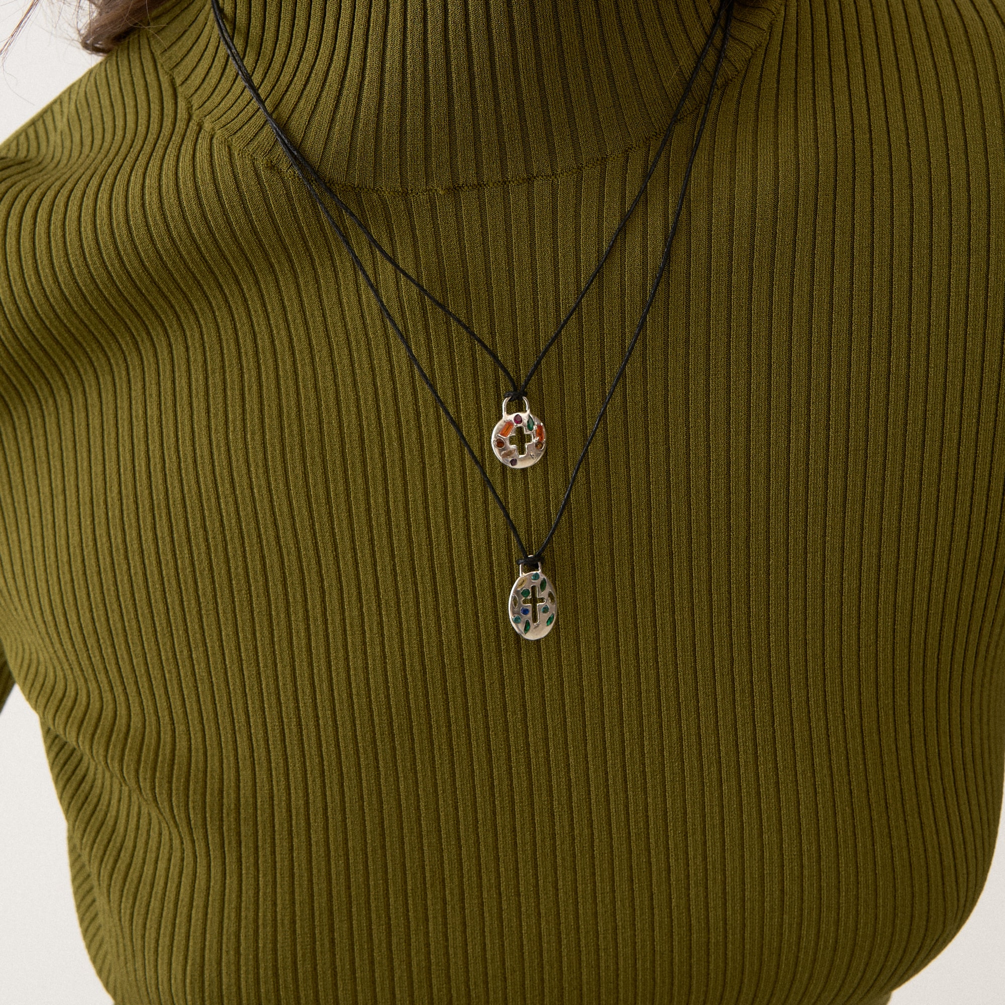 Most Art Metal Кулон круглой формы на шнурке с вплавленными фианитами