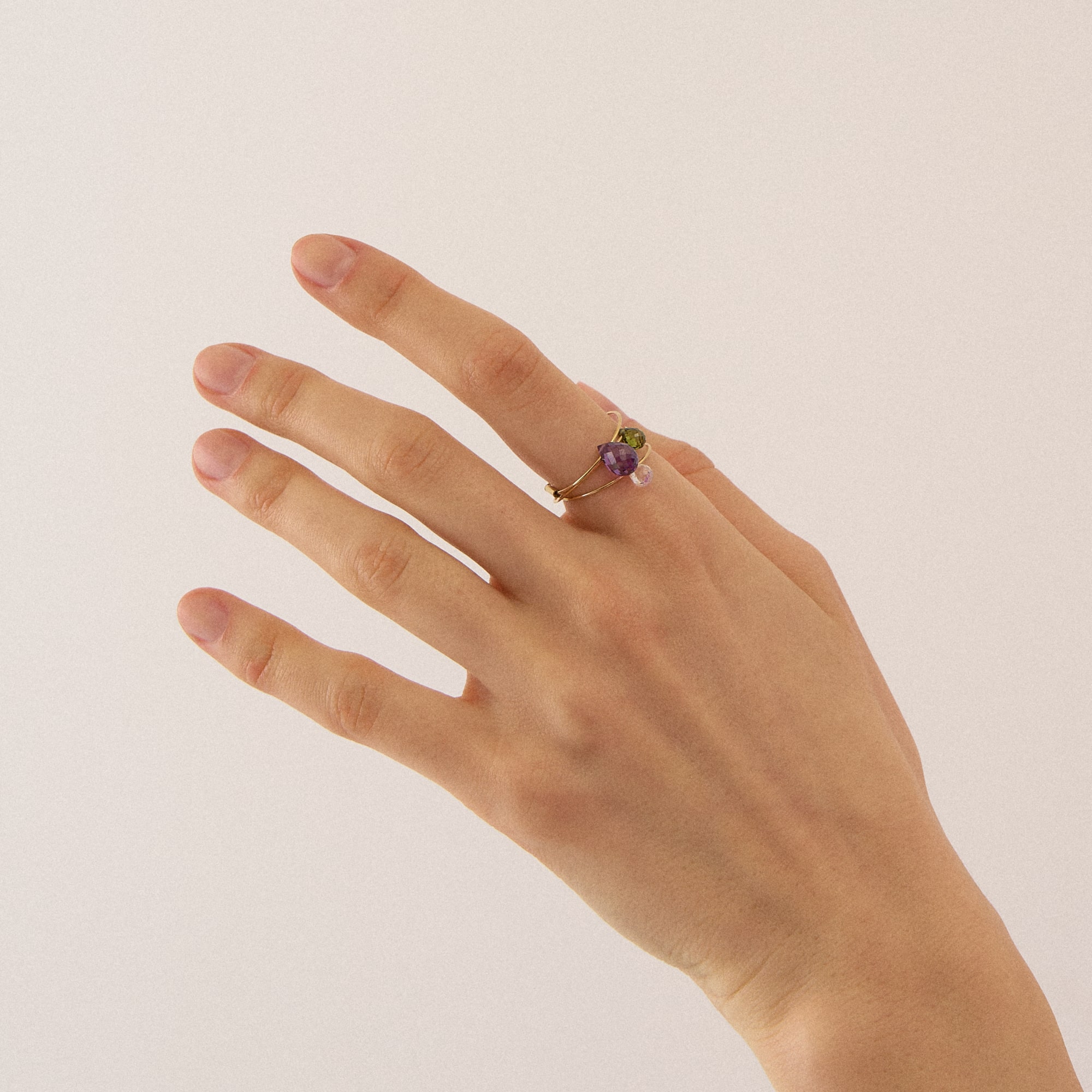 Natasha Gelb Тонкое кольцо с подвижной каплей прозрачного фианита