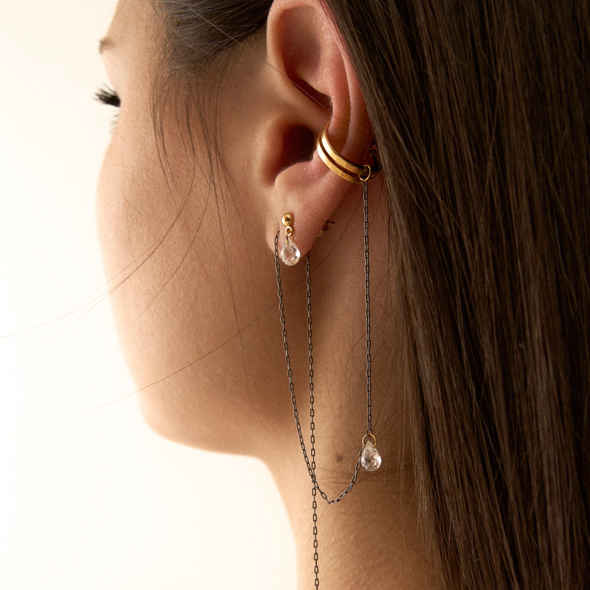 Natasha Gelb Моно-серьга гвоздик Middle с каплей прозрачного фианита