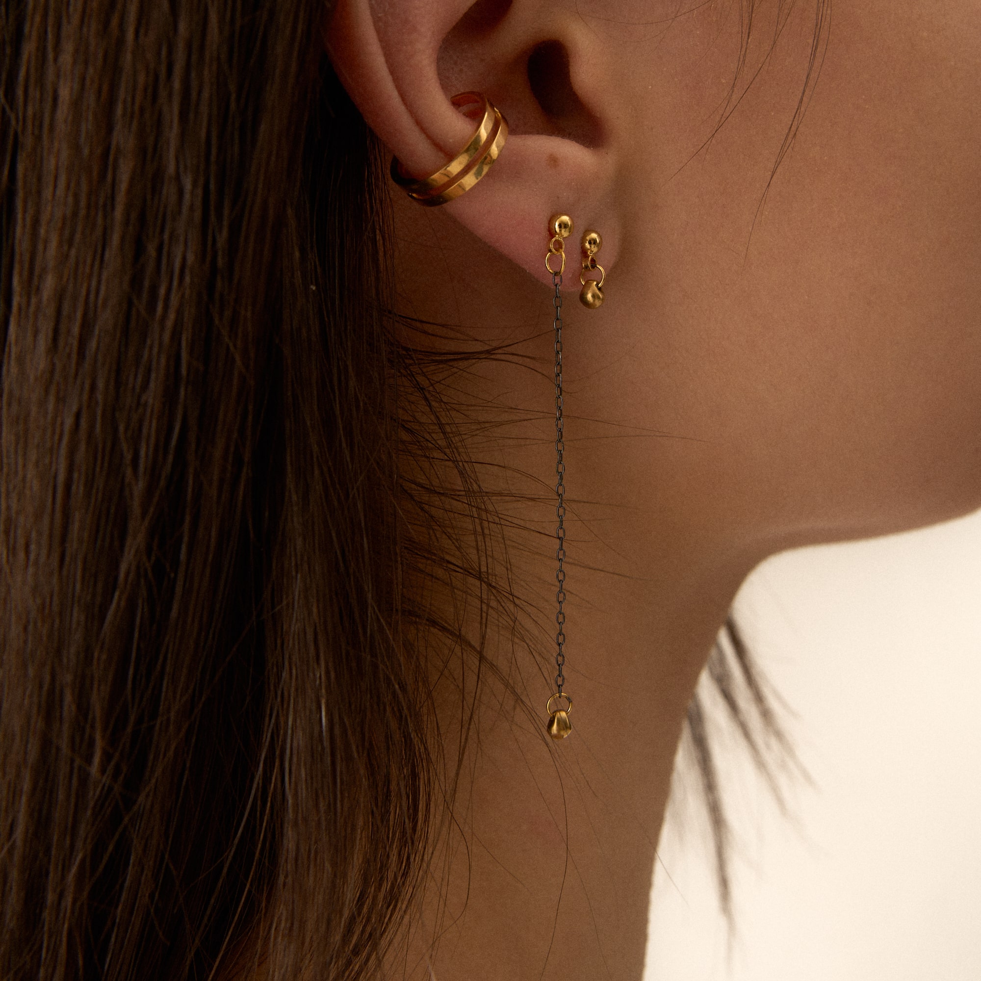 Natasha Gelb Моно-серьга Middle с золотой каплей