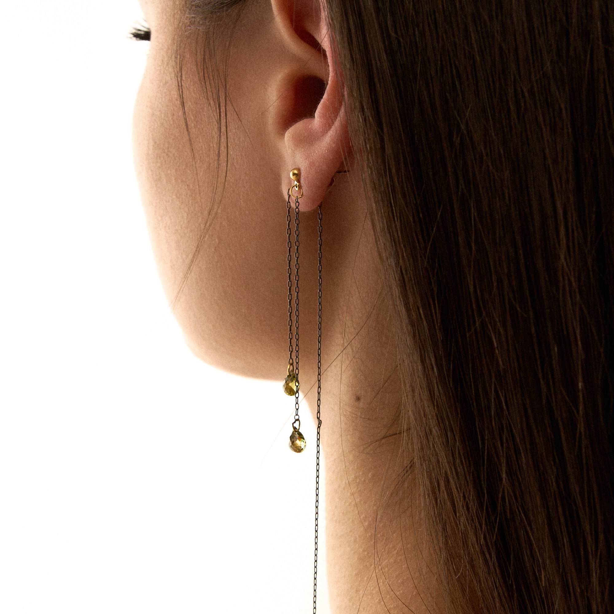 Natasha Gelb Моно-серьга Middle с каплей зеленого фианита