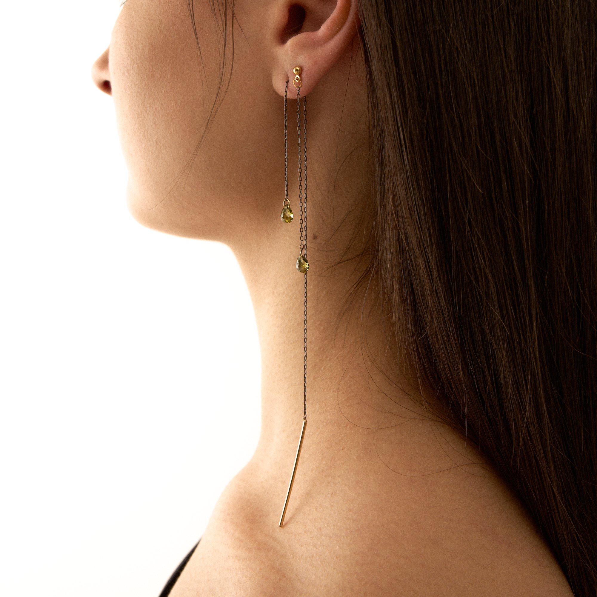 Natasha Gelb Моно-серьга протяжка с каплей зеленого фианита